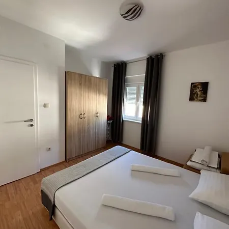 Apartmani Aron Novalja Exterior photo