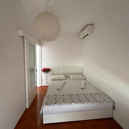 Apartmani Aron Novalja Exterior photo