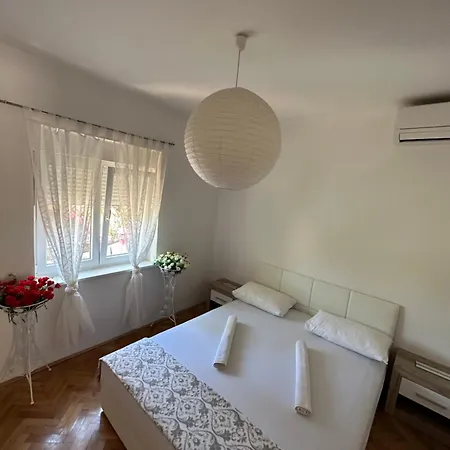 Apartmani Aron Novalja Exterior photo