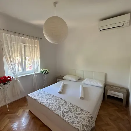 Apartmani Aron Novalja Exterior photo