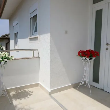 Apartmani Aron Novalja Exterior photo
