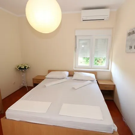 Apartmani Aron Novalja Exterior photo