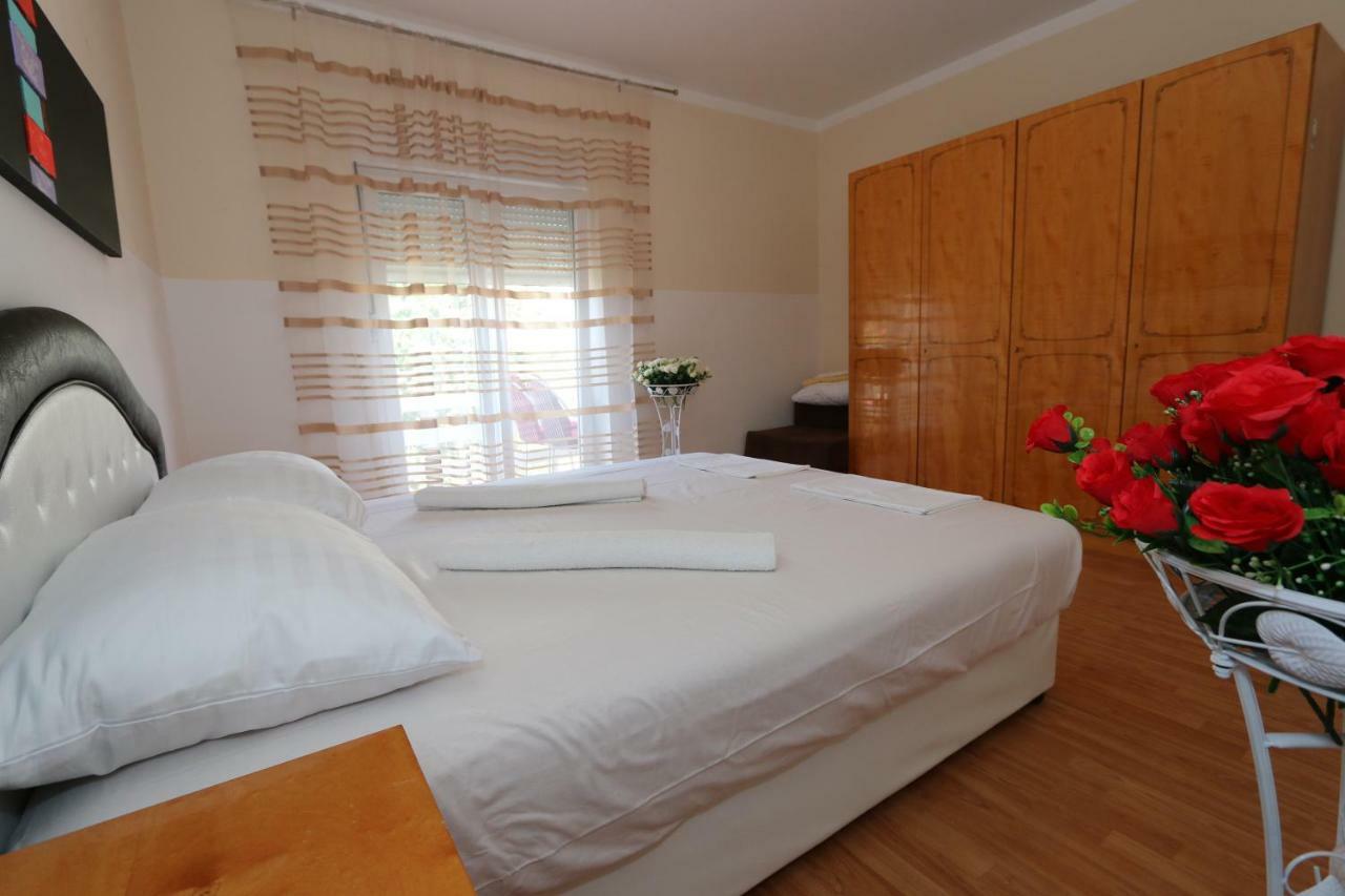 Aron Apartment