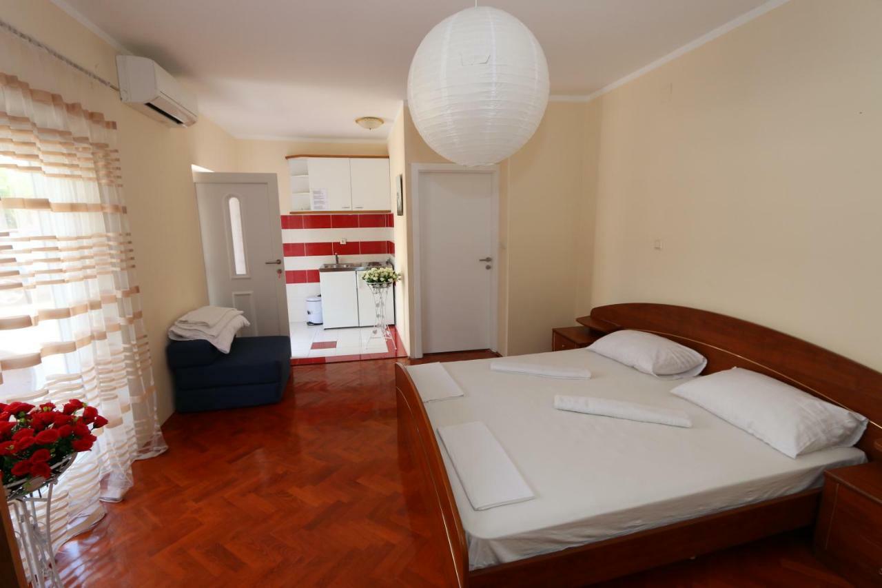 Aron Apartment